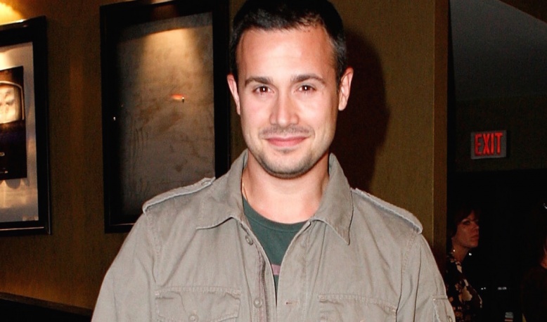 Freddie Prinze Jr. Vs. Kiefer Sutherland